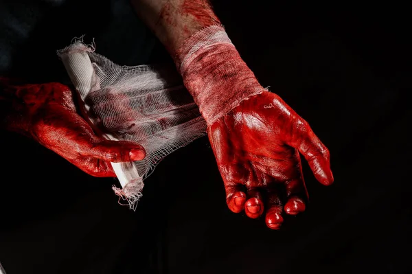 Homem Coberto Ligaduras Sangue Mãos — Fotografia de Stock