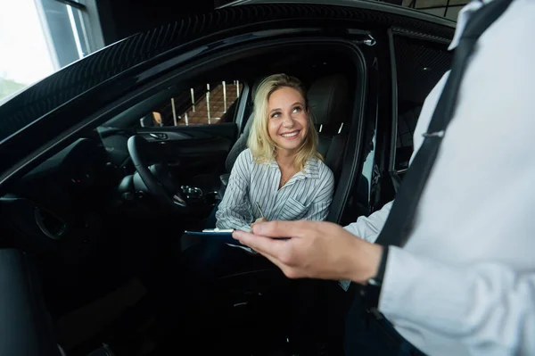 Mutlu Beyaz Kadın Araba Almak Için Kontrat Imzalıyor — Stok fotoğraf