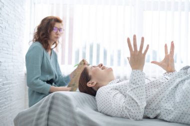 Orta yaşlı bir kadın psikanalistle bir seansta kanepede yatıyor. Çaresizlik içindeki kadın hasta