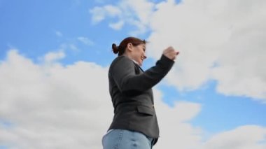 Duygusal iş kadını dışarıda eğleniyor. Video 360 derece