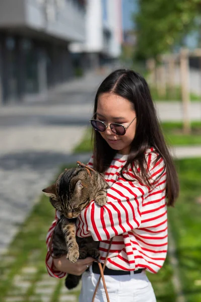 Young Woman Holding Tabby Cat Her Arms Outdoors — Stock Photo, Image