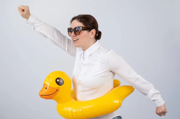 Aufgeregte Frau Weißen Hemd Die Vom Urlaub Träumt Mit Sonnenbrille — Stockfoto
