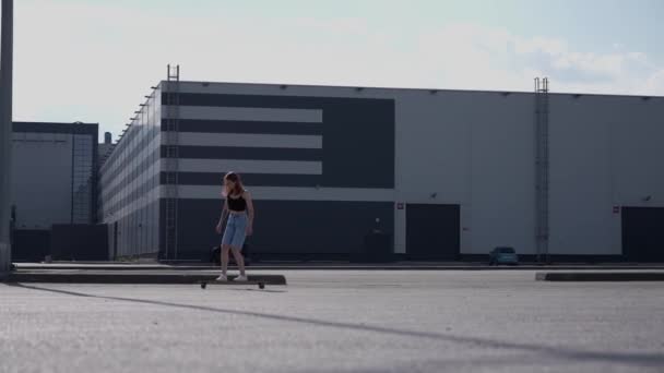 Jonge Kaukasische Vrouw Rijden Een Longboard Buiten — Stockvideo