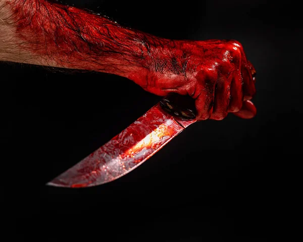 拿着刀的人 双手沾满鲜血 背景是黑色的 — 图库照片