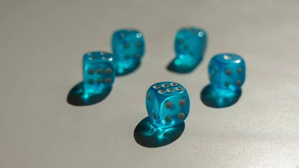 Átlátszó Kék Kocka Egy Fehér Asztalon — Stock Fotó