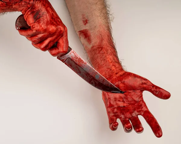 Mann Mit Blutigen Händen Schneidet Sich Mit Messer Selbst — Stockfoto