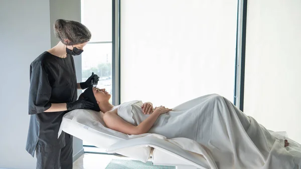 Mujer Procedimiento Limpieza Ultrasónica Cosmetología Del Hardware —  Fotos de Stock