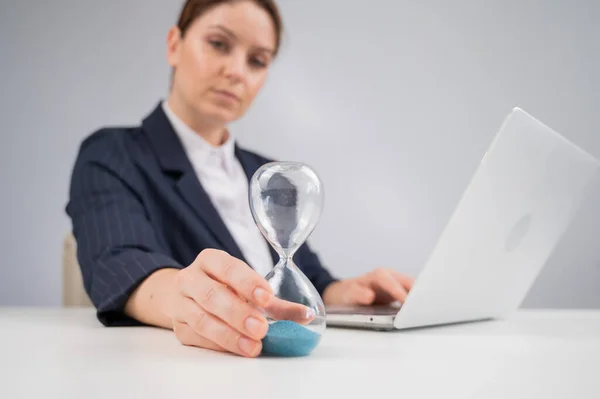 Geschäftsfrau Dreht Sanduhr Schreibtisch — Stockfoto