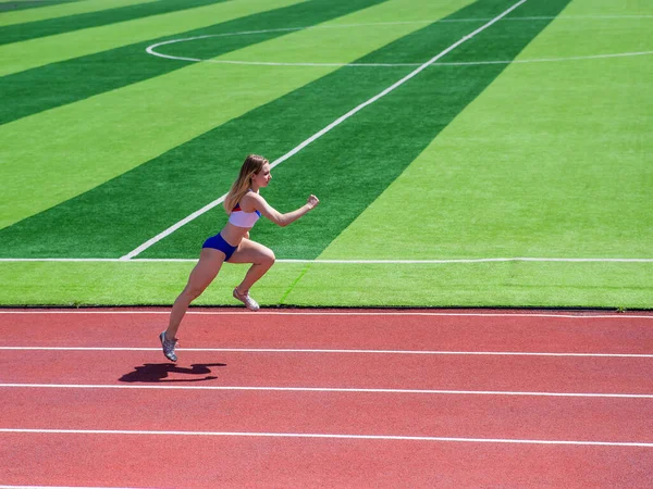 Jeune Femme Caucasienne Est Engagée Dans Jogging Stade Plein Air — Photo