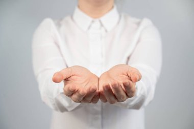 Avuç içleri kapalı kadın ellerine yakın çekim