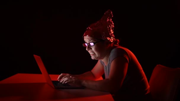 Παρανοϊκή Καυκάσια Γυναίκα Δακτυλογραφεί Έναν Υπολογιστή Φορώντας Ένα Καπάκι Από — Αρχείο Βίντεο