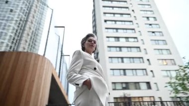 Güzel, beyaz, yaşlı, beyaz saçlı bir iş kadını. Video 360 derece