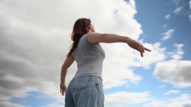 Mujer Caucásica Extendió Sus Brazos Como Alas Contra Cielo Nublado — Vídeos de Stock
