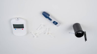 Ev kanı glikoz test kiti. Glukometre, tükenmez kalem, iğneler ve metin şeritleri