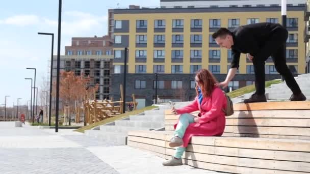 Caucasian Man Doing Somersaults Street Sits Next Woman Guy Meets — Stock Video