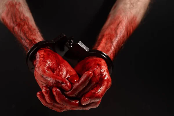Nahaufnahme Von Männlichen Blutigen Handschellen Auf Schwarzem Hintergrund — Stockfoto