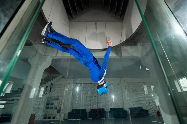 Een Man Een Overall Een Beschermhelm Vliegt Graag Een Windtunnel — Stockfoto