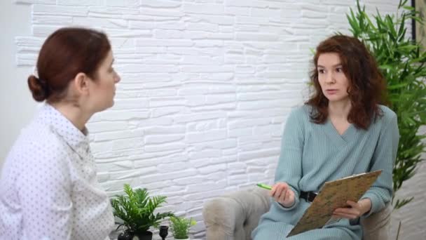 Psikiyatrist Randevusunda Çay Içen Beyaz Bir Kadın — Stok video