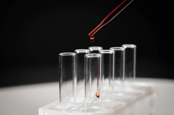 Close Assistente Laboratório Gotejando Sangue Uma Pipeta Tubo Teste — Fotografia de Stock