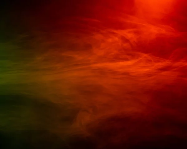 黒い背景に赤い煙が流れている — ストック写真