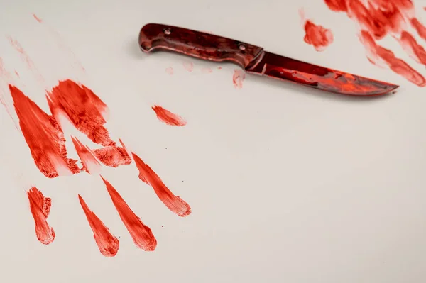 Cuchillo Ensangrentado Huellas Manos Sangre Una Mesa Blanca — Foto de Stock