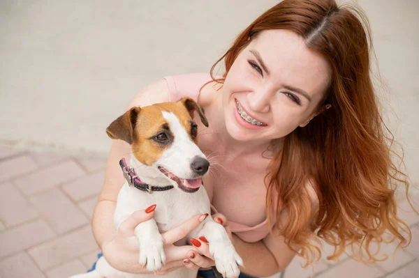 Jovem Ruiva Mulher Abraçada Com Cão Terrier Jack Russell Livre — Fotografia de Stock