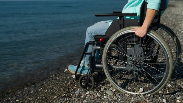 Deniz Kıyısında Tekerlekli Sandalyedeki Beyaz Kadın Kadın Ellerine Yakın Çekim — Stok fotoğraf