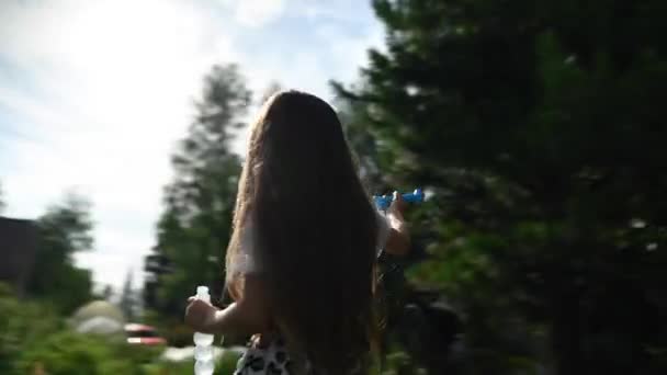Little Girl Plays Soap Bubbles Outdoors Video 360 Degrees — Stock Video