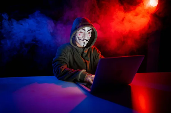 Junho 2022 Novosibirsk Rússia Anônimo Capuz Está Digitando Laptop Escuro — Fotografia de Stock