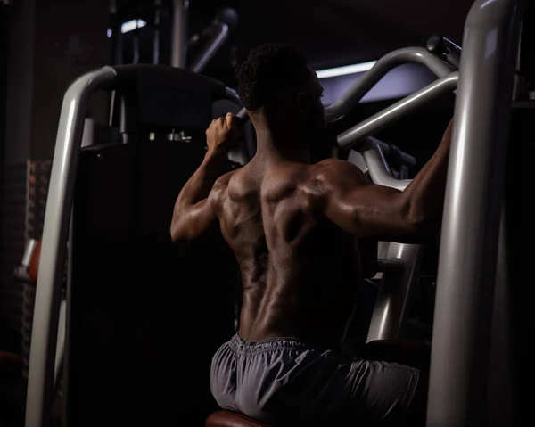 Shirtless Afro Amerikaanse Man Doet Terug Oefeningen Een Machine Sportschool — Stockfoto