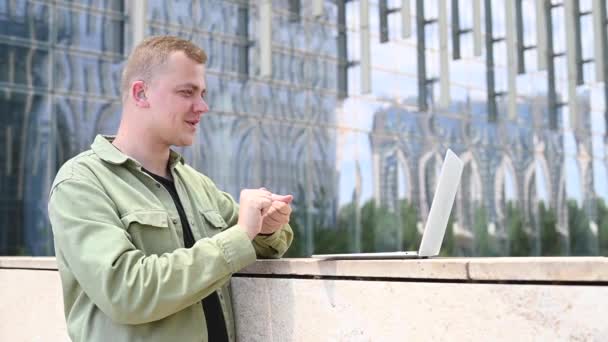 Kaukaski Mężczyzna Komunikuje Się Języku Migowym Poprzez Link Wideo Laptopie — Wideo stockowe