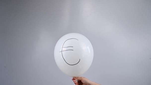 Eine Frau Lässt Einen Weißen Luftballon Mit Dem Euro Symbol — Stockvideo