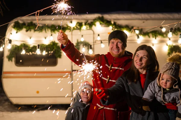Glada Föräldrar Med Två Söner Firar Jul Husbil — Stockfoto