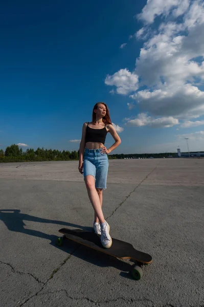 Jovem Caucasiano Mulher Montando Longboard Livre — Fotografia de Stock