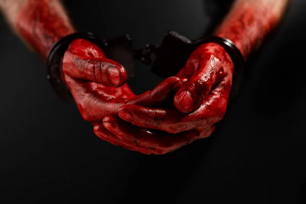 Κοντινό Πλάνο Των Ανδρών Αιματηρή Χέρια Χειροπέδες Μαύρο Φόντο — Φωτογραφία Αρχείου