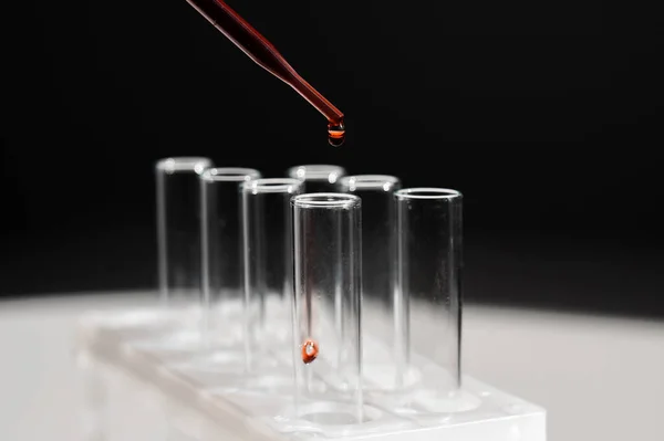 Close Assistente Laboratório Gotejando Sangue Uma Pipeta Tubo Teste — Fotografia de Stock