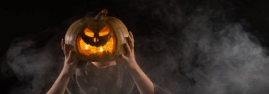 Kadın kafası yerine Balkabağı Jack o Lantern. Cadılar Bayramı.