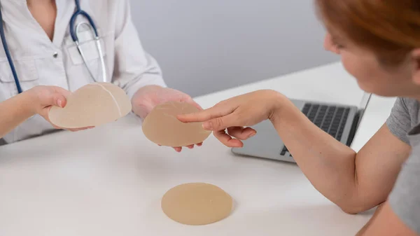 Kaukasierin Und Plastischer Chirurg Entscheiden Sich Für Brustimplantate — Stockfoto