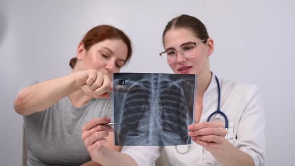 Médico Consulta Una Mujer Caucásica Comenta Radiografía Los Pulmones — Vídeos de Stock