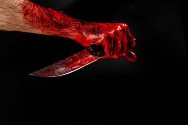 Siyah arka planda kanlı eli olan bir adam bıçak tutuyor.