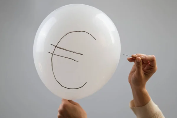 Een Vrouw Barst Met Een Naald Een Ballon Met Inscriptie — Stockfoto
