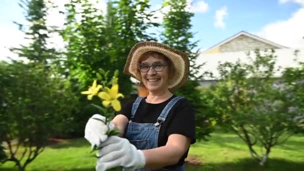 Βίντεο 360 Μοίρες Ηλικιωμένες Καυκάσιες Αγρότισσες Κρατώντας Ένα Λουλούδι — Αρχείο Βίντεο