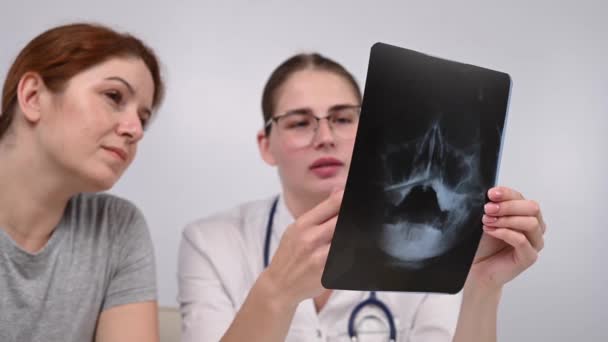 Une Femme Médecin Une Patiente Réception Discutent Une Radiographie Des — Video