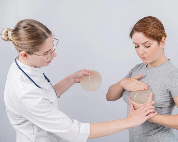 Biała Kobieta Przymierza Implanty Piersi Chirurg Plastyczny Pomaga Pacjentowi Wyborem — Zdjęcie stockowe