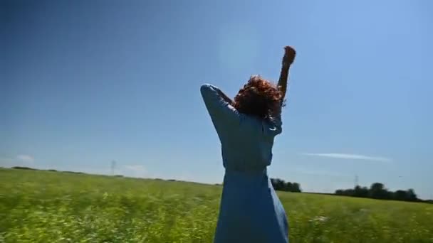 Biała Młoda Kobieta Niebieskiej Sukience Tańczy Polu Wideo 360 Stopni — Wideo stockowe