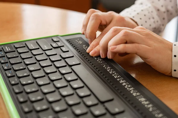 Blind Woman Uses Computer Braille Display Computer Keyboard Inclusive Device — Stock Photo, Image