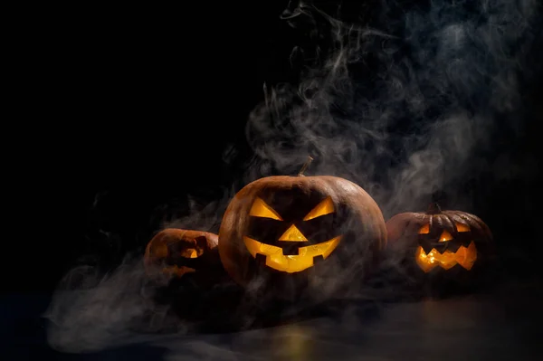 Dynie Rzeźbionymi Grymasami Świecami Wewnątrz Ciemności Halloween Jack Latern Dymem — Zdjęcie stockowe