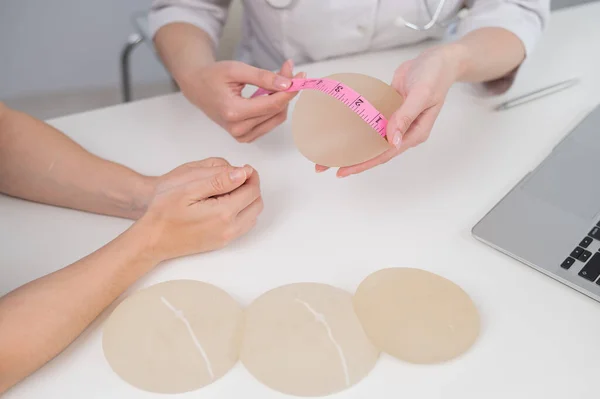 Chirurgo Plastico Misura Protesi Mammarie Con Nastro Centimetro Dimostra Una — Foto Stock