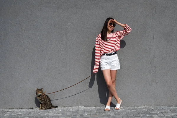 Eine Junge Frau Läuft Mit Einer Grau Gestromten Katze Der — Stockfoto