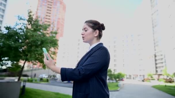 Vídeo 360 Grados Caucásico Mujer Negocios Hablando Video Enlace Aire — Vídeos de Stock